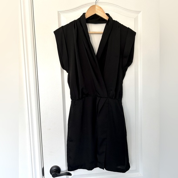 Bcbgeneration v-neck black pocket dress size 4 - Picture 1 of 11